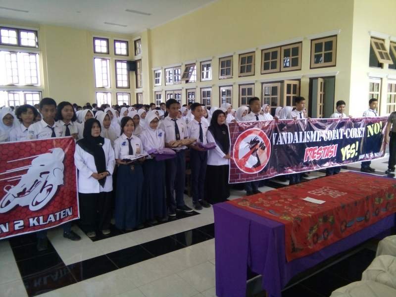 Klas 9 Smp Negeri 2 Klaten Serahkan Pakaian Seragamnya Pada Adik Kelasnya Berita Klaten 