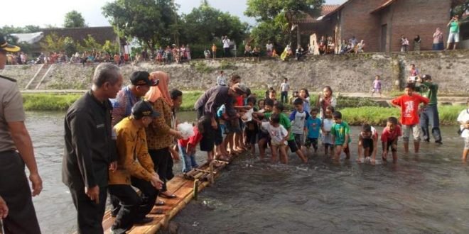 Gubernur Ganjar Pranowo Tebar Ikan Nila Di Sungai Ujung