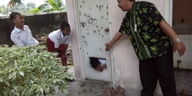  Pintu  pintu  Toilet Ruang Kelas SD Negeri 1 Bakung 