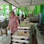 Siswa SMP Negeri 2 Wedi Gembira Menyantap MBG