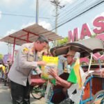 Tukang Becak & Pengojek Pangkalan Alun-alun Terima Bansos Beras Dari Polres Klaten