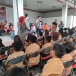 Untuk Cukupi Kebutuhan Siswa, Hj Kadarwati Serahkan PIP Bantuan Dari Puan Maharani